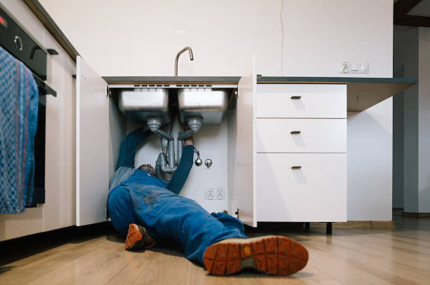 Professional Emergency Plumber technician working in Azusa, CA